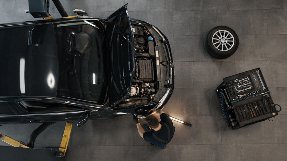 Automobilio ratas ir važiuoklės komponentai remonto metu