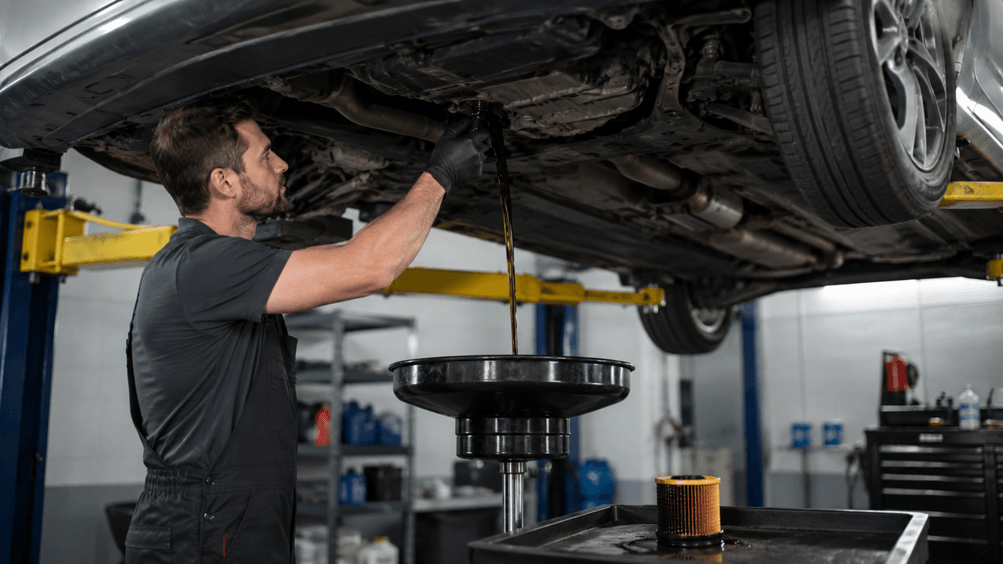 Variklio alyvos ir filtro keitimas automobilių servise